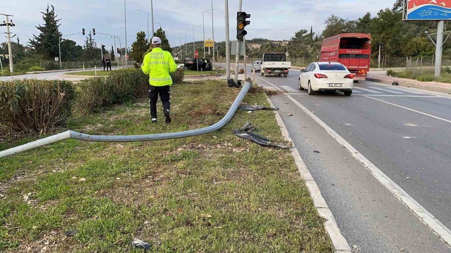 Otomobil 2 Direk Devirip Ters Döndü, Araçtakiler Yara Almadan Kurtuldu