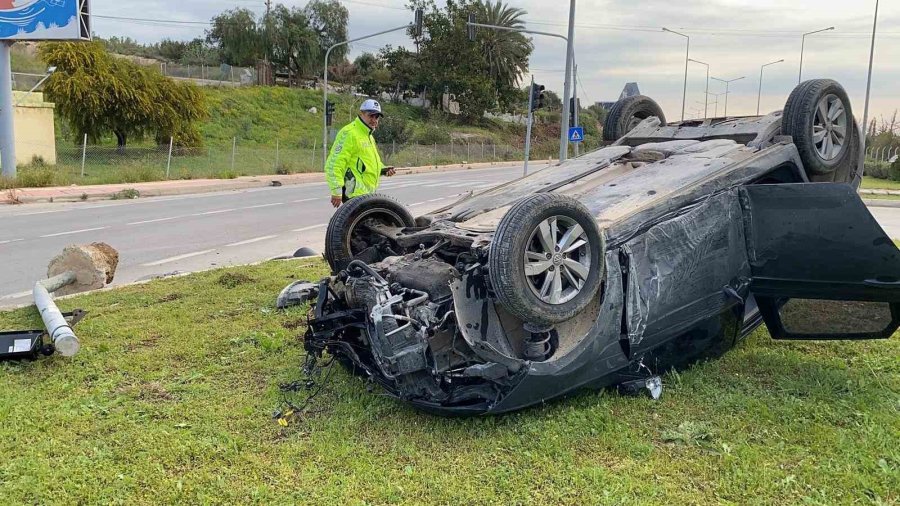 Otomobil 2 Direk Devirip Ters Döndü, Araçtakiler Yara Almadan Kurtuldu