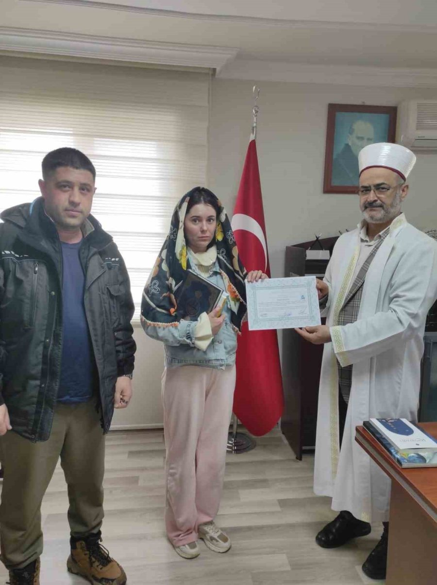 Viktoria Müslüman Oldu, Amine İsmini Aldı