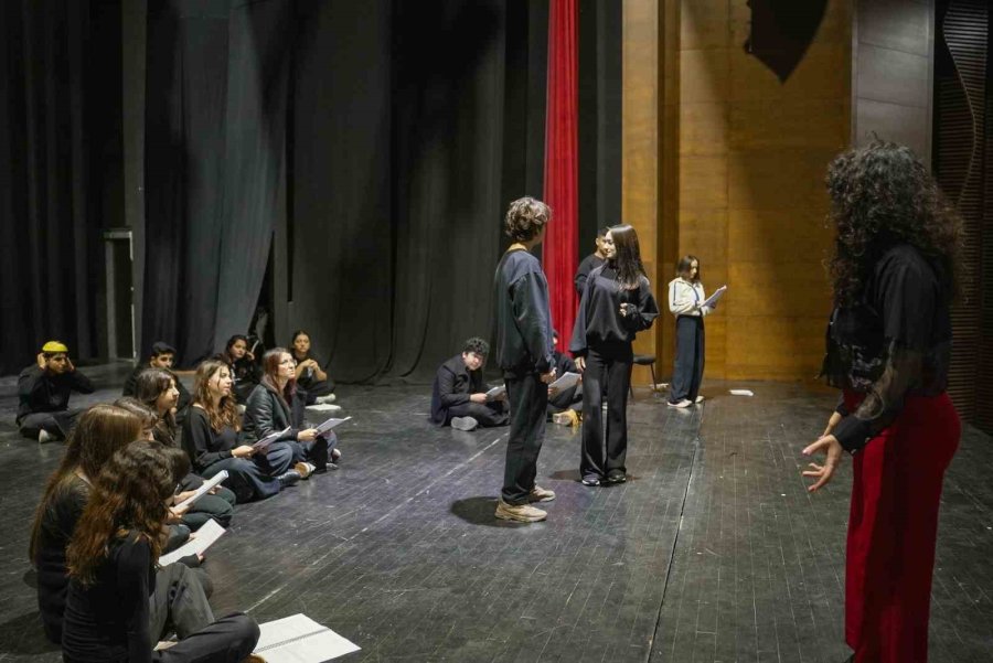 Mersin’de Tiyatroya İlgi Artıyor, Kurslar Yoğun Katılımla Sürüyor