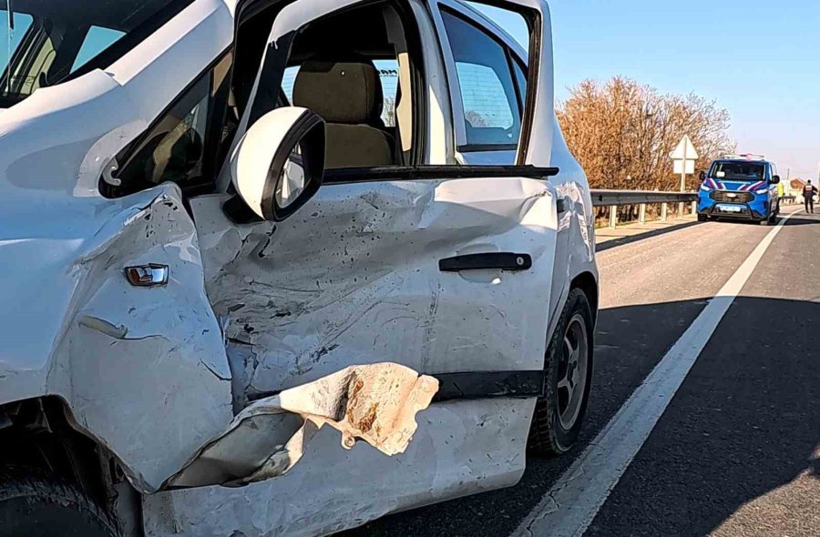 Aksaray’da Otomobil Tali Yoldan Çıkan Araçla Çarpıştı: 2 Yaralı