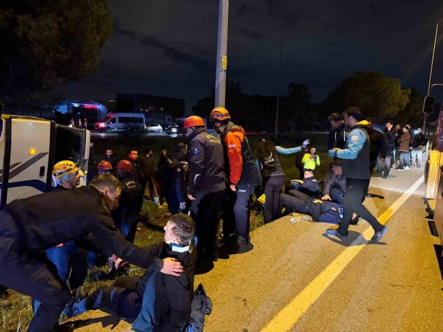 Ceza İnfaz Kurumuna Ait Servis Aracı Devrildi: 16 Yaralı