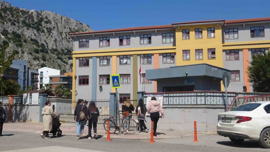 Veliler Öğrenciyi Darp Ettiği İddia Edilen Öğretmene Destek İçin Okul Önünde Toplandılar