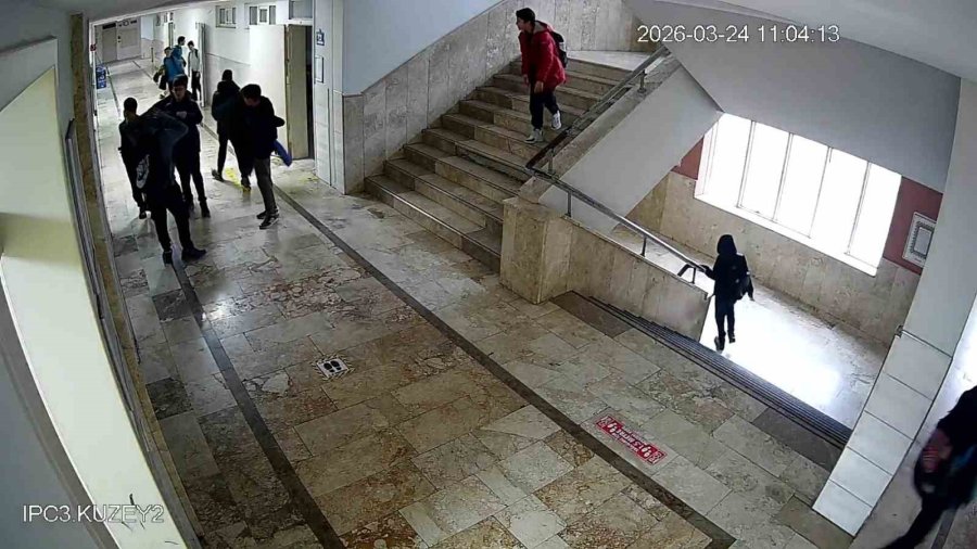 Okul Koridorunda Para Buldu, Aklına İlk Gelen Hadisle Öğretmenler Odasının Yolunu Tuttu