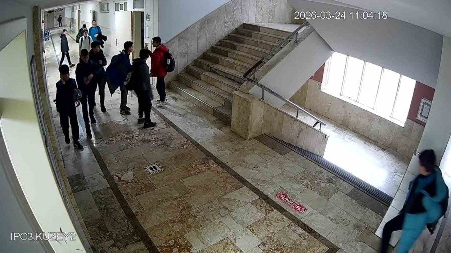 Okul Koridorunda Para Buldu, Aklına İlk Gelen Hadisle Öğretmenler Odasının Yolunu Tuttu