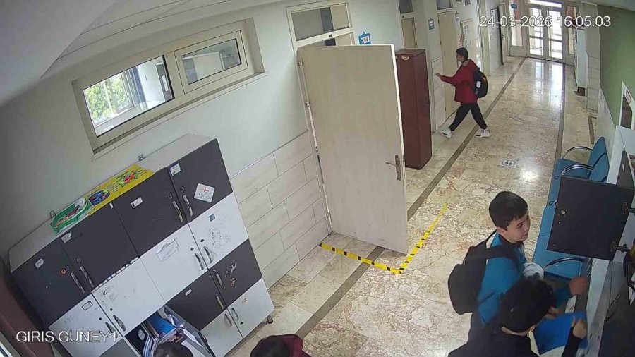 Okul Koridorunda Para Buldu, Aklına İlk Gelen Hadisle Öğretmenler Odasının Yolunu Tuttu