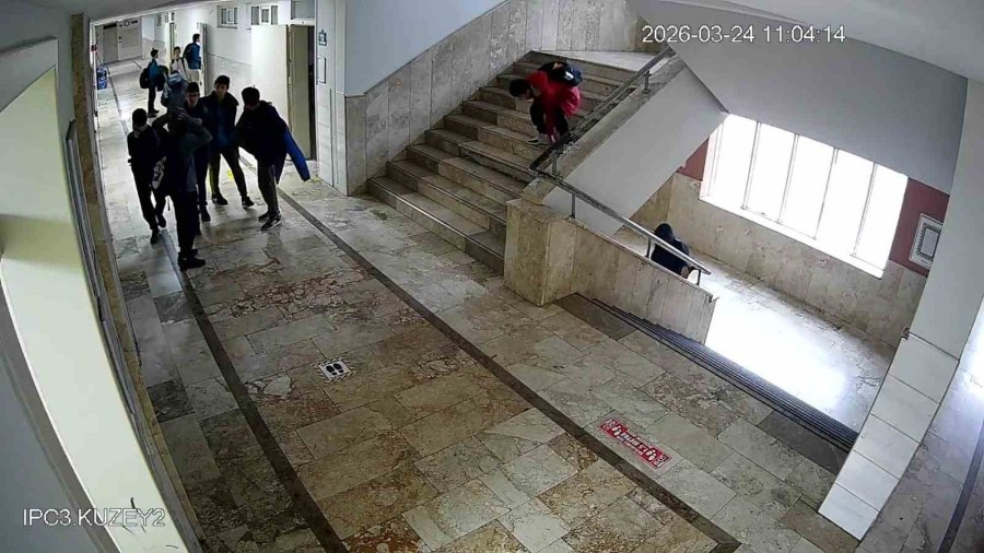 Okul Koridorunda Para Buldu, Aklına İlk Gelen Hadisle Öğretmenler Odasının Yolunu Tuttu