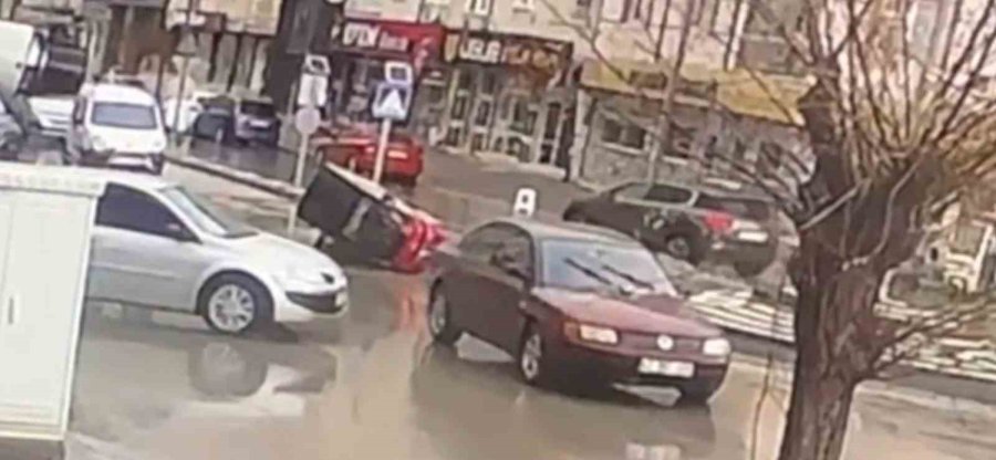 Otomobille Çarpışan Üç Tekerlekli Elektrikli Bisiklet Devrildi: 1 Yaralı