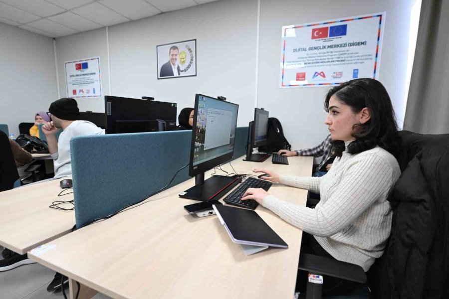 Mersin’de Gençlere Yapay Zeka Ve Veri Analizi Eğitimi