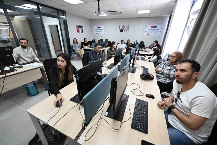 Mersin’de Gençlere Yapay Zeka Ve Veri Analizi Eğitimi