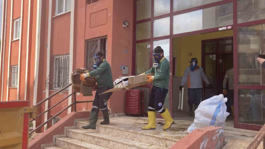 Ekipler Gaz Maskesiyle Girdi İki Günde Temizledi: Evden 7 Kamyonet Çöp Çıktı