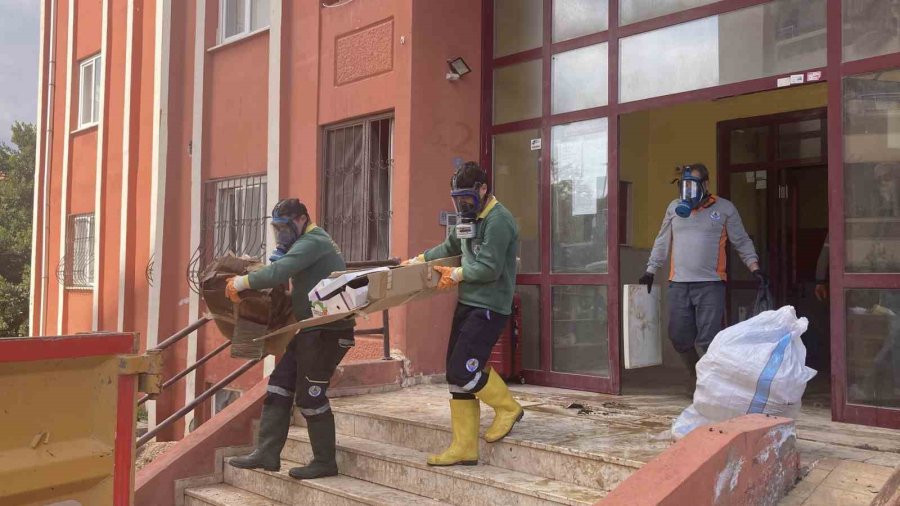 Ekipler Gaz Maskesiyle Girdi İki Günde Temizledi: Evden 7 Kamyonet Çöp Çıktı