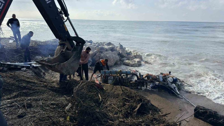 Kıyıya Yanaşmak İstedikleri Tekne Kayalıklara Çarpıp Paramparça Oldu