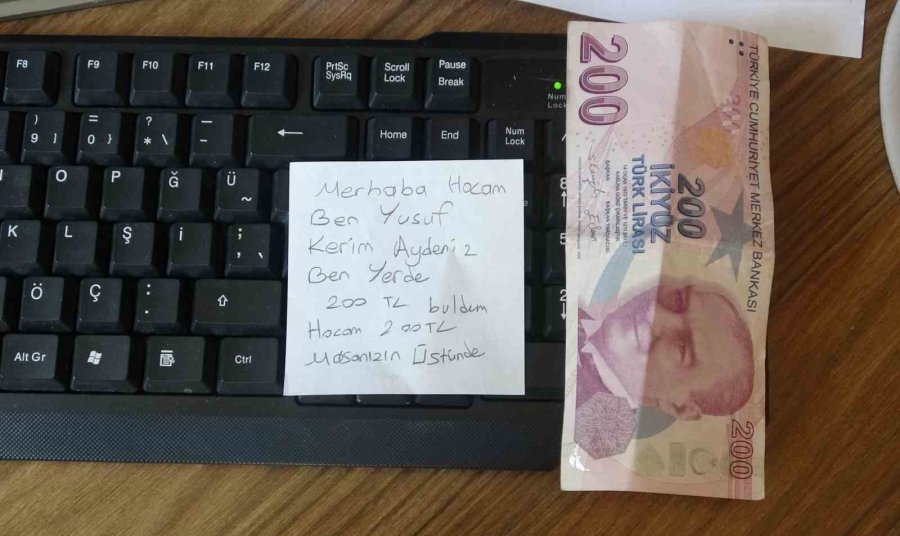 Okul Koridorunda Para Buldu, Aklına İlk Gelen Hadisle Öğretmenler Odasının Yolunu Tuttu