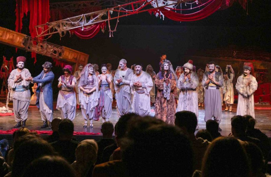 Aşt Dünya Tiyatro Günü’nü Üç Ayrı Sahnede Üç Farklı Oyunda Kutladı