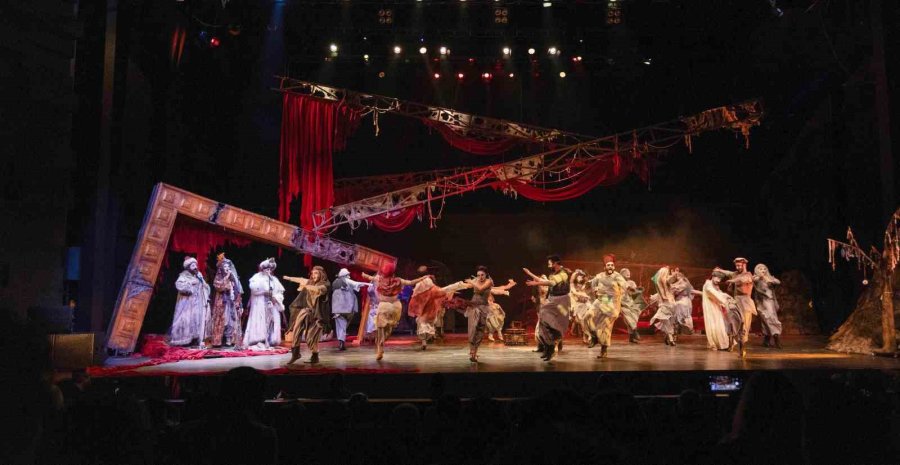 Aşt Dünya Tiyatro Günü’nü Üç Ayrı Sahnede Üç Farklı Oyunda Kutladı