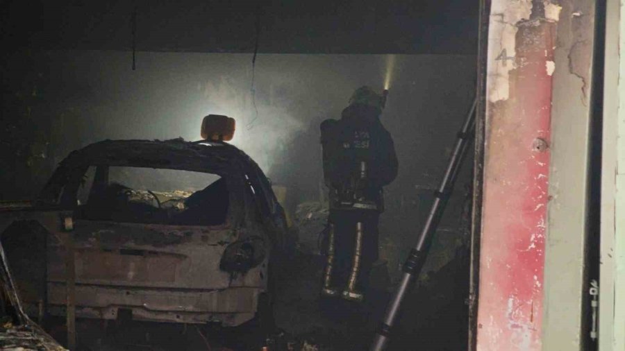 Antalya’da Oto Boyama Atölyesindeki Yangında İki İş Yeri Zarar Gördü