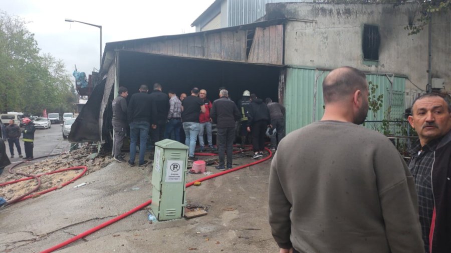 Antalya’da Oto Boyama Atölyesindeki Yangında İki İş Yeri Zarar Gördü