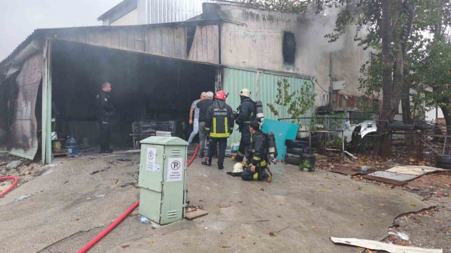 Antalya’da Oto Boyama Atölyesindeki Yangında İki İş Yeri Zarar Gördü