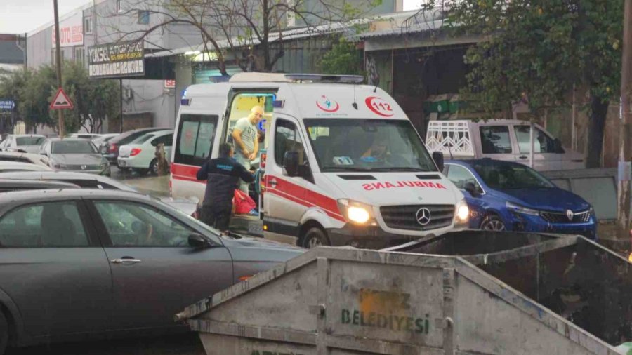 Antalya’da Oto Boyama Atölyesindeki Yangında İki İş Yeri Zarar Gördü