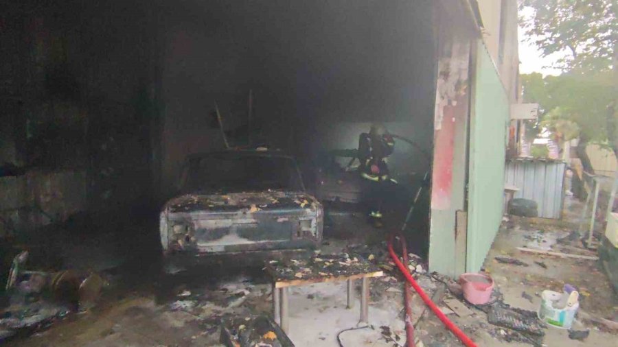 Antalya’da Oto Boyama Atölyesindeki Yangında İki İş Yeri Zarar Gördü