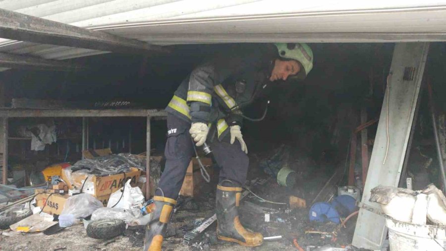 Antalya’da Oto Boyama Atölyesindeki Yangında İki İş Yeri Zarar Gördü