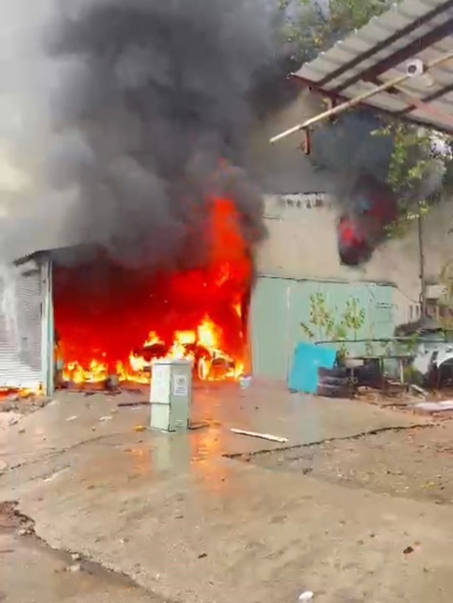 Antalya’da Oto Boyama Atölyesindeki Yangında İki İş Yeri Zarar Gördü