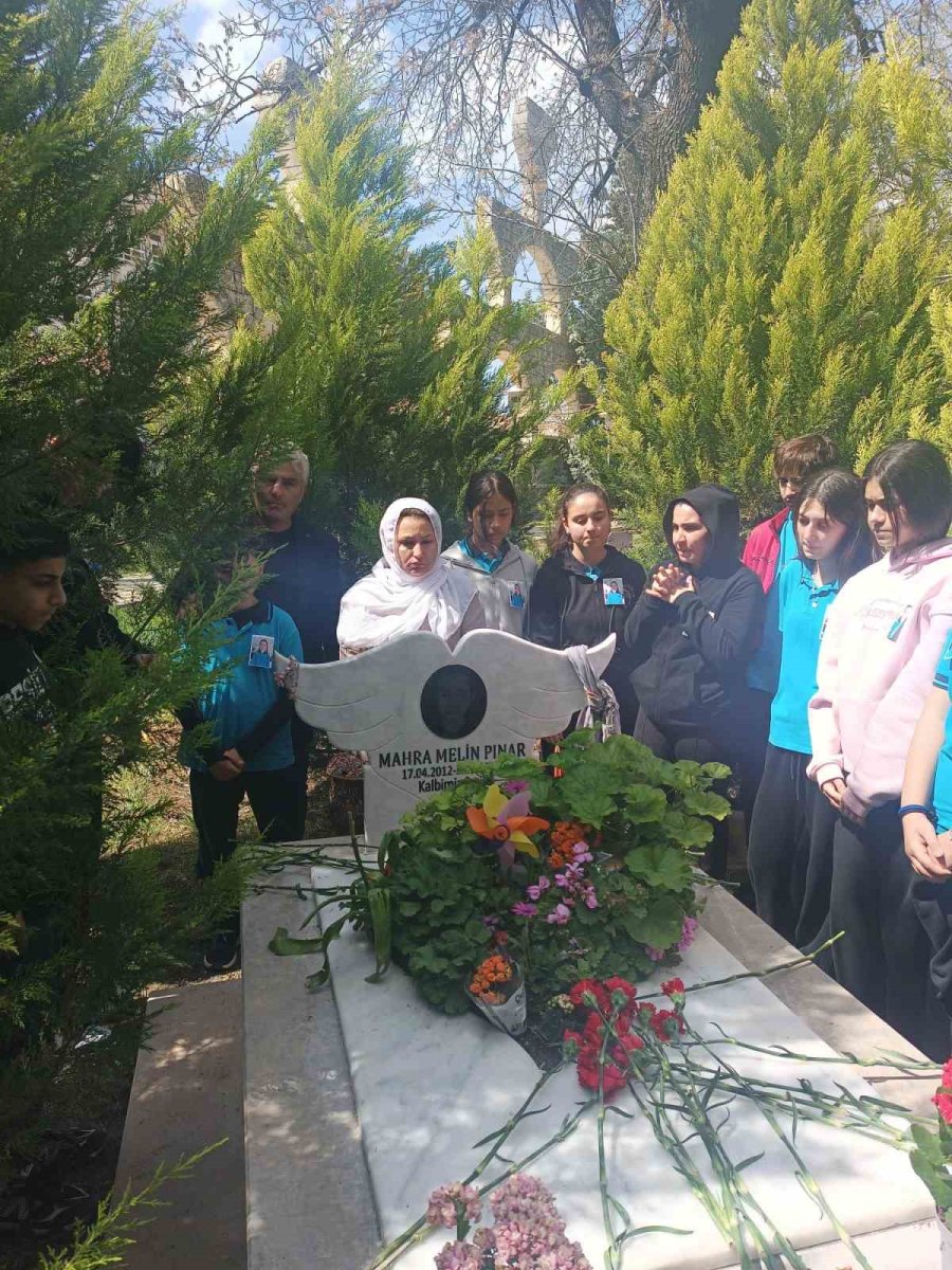 Köpekten Kaçarken Kamyonun Altında Kalarak Ölmüştü, Sınıf Arkadaşlarının Vefası Anneyi Duygulandırdı