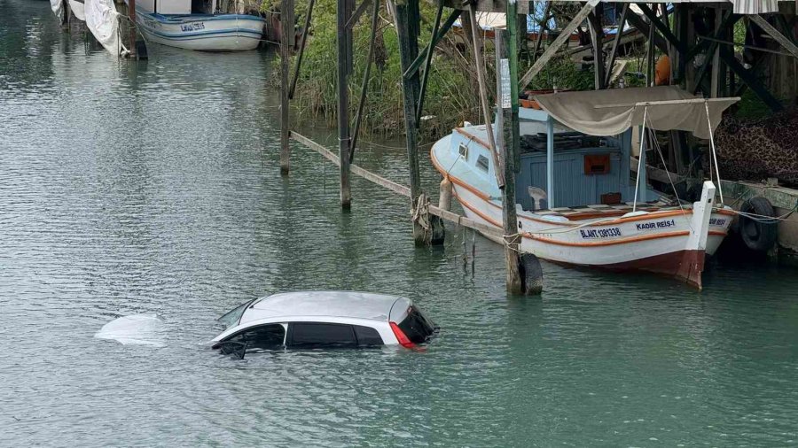 Antalya’da Kontrolden Çıkan Otomobil Irmağa Uçtu