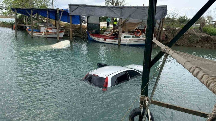 Antalya’da Kontrolden Çıkan Otomobil Irmağa Uçtu