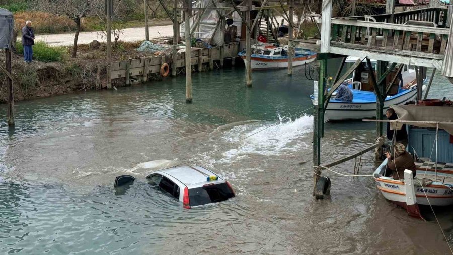 Antalya’da Kontrolden Çıkan Otomobil Irmağa Uçtu