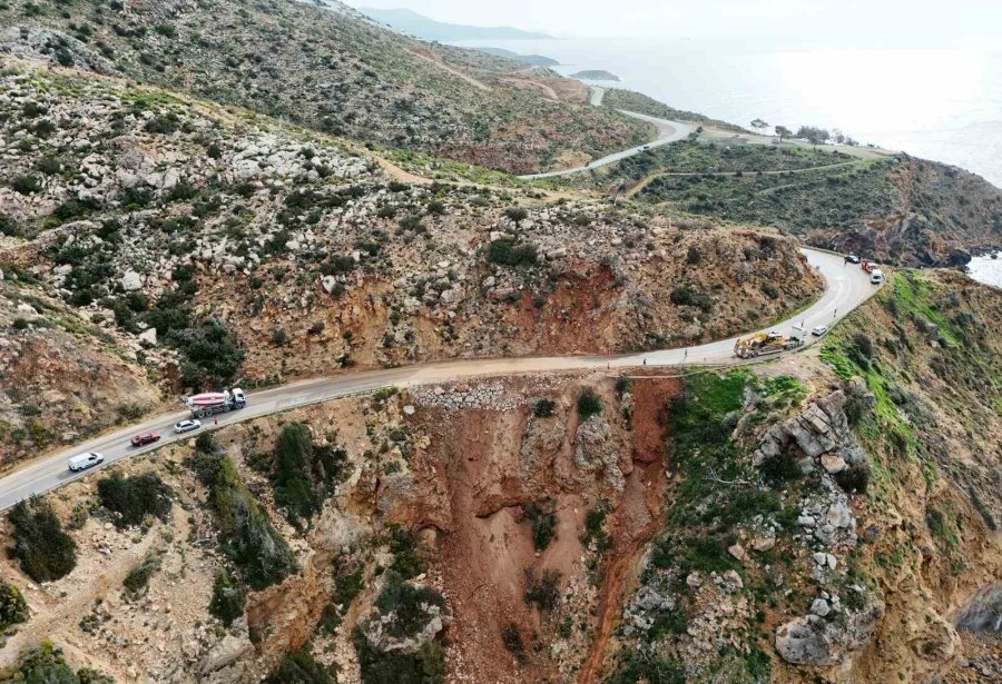 Mersin’de Çöken Yolda Çalışmalar Sürüyor: Mersin-antalya Yolunda Trafik Kontrollü Sağlanıyor