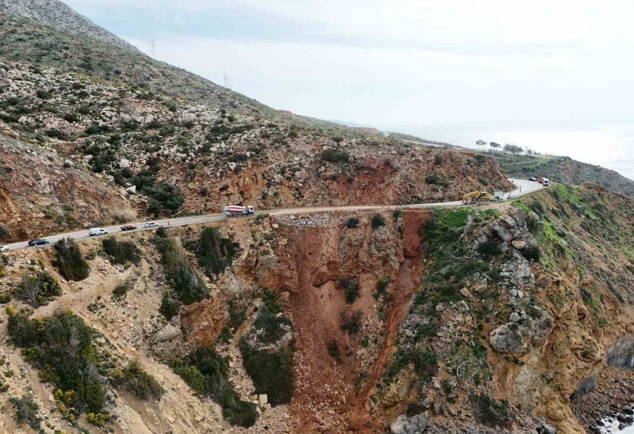 Mersin’de Çöken Yolda Çalışmalar Sürüyor: Mersin-antalya Yolunda Trafik Kontrollü Sağlanıyor