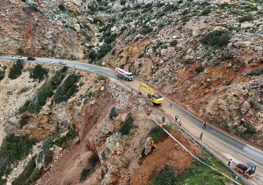 Mersin’de Çöken Yolda Çalışmalar Sürüyor: Mersin-antalya Yolunda Trafik Kontrollü Sağlanıyor
