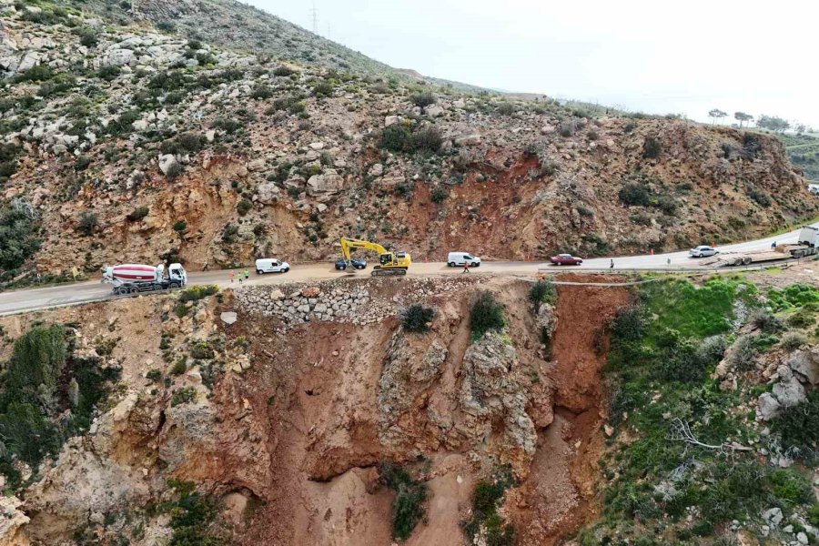 Mersin’de Çöken Yolda Çalışmalar Sürüyor: Mersin-antalya Yolunda Trafik Kontrollü Sağlanıyor