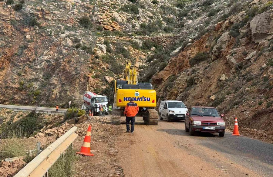 Mersin’de Çöken Yolda Çalışmalar Sürüyor: Mersin-antalya Yolunda Trafik Kontrollü Sağlanıyor