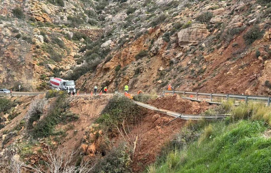 Mersin’de Çöken Yolda Çalışmalar Sürüyor: Mersin-antalya Yolunda Trafik Kontrollü Sağlanıyor