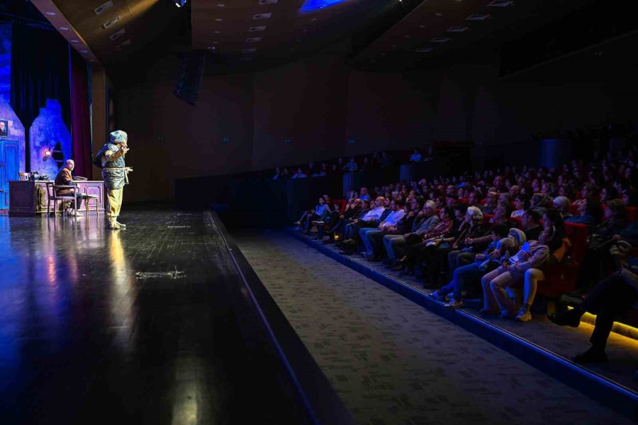Mersin Şehir Tiyatrosu Dünya Tiyatro Günü’nü Sahnede Kutladı