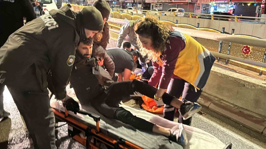 Motosiklet, Otomobile Arkadan Çarptı: 2 Yaralı