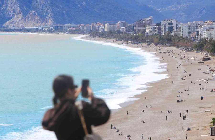 Antalya’nın Yüksek Kesimlerinde Karla Mücadele, Sahilinde Deniz Keyfi