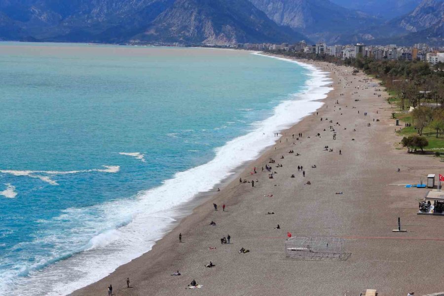 Antalya’nın Yüksek Kesimlerinde Karla Mücadele, Sahilinde Deniz Keyfi