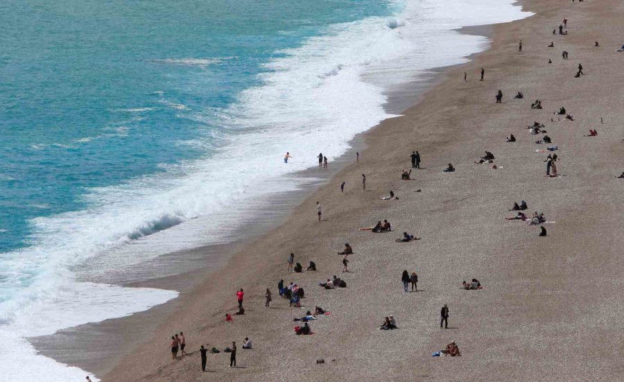 Antalya’nın Yüksek Kesimlerinde Karla Mücadele, Sahilinde Deniz Keyfi