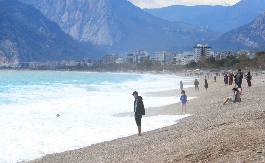 Antalya’nın Yüksek Kesimlerinde Karla Mücadele, Sahilinde Deniz Keyfi