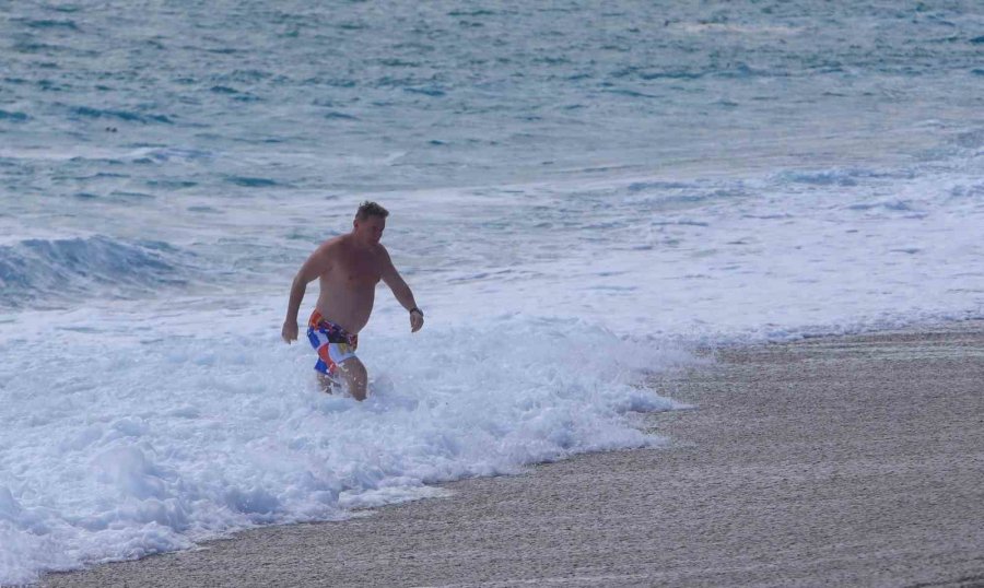 Antalya’nın Yüksek Kesimlerinde Karla Mücadele, Sahilinde Deniz Keyfi