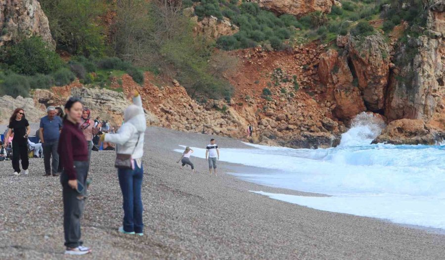 Antalya’nın Yüksek Kesimlerinde Karla Mücadele, Sahilinde Deniz Keyfi