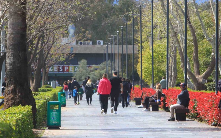 Antalya’nın Yüksek Kesimlerinde Karla Mücadele, Sahilinde Deniz Keyfi