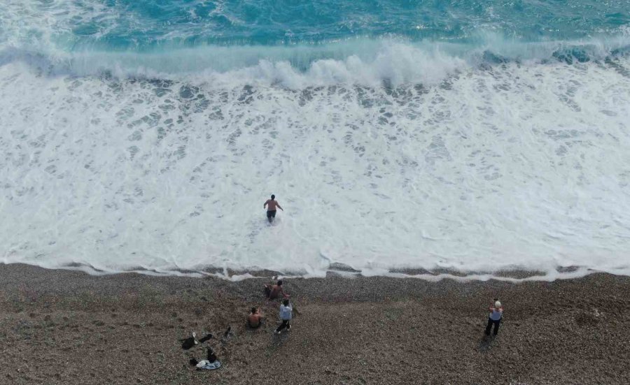 Antalya’nın Yüksek Kesimlerinde Karla Mücadele, Sahilinde Deniz Keyfi