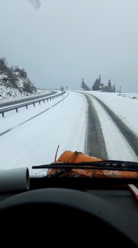 Antalya’nın Yüksek Kesimlerinde Karla Mücadele, Sahilinde Deniz Keyfi