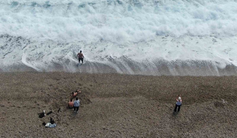 Antalya’nın Yüksek Kesimlerinde Karla Mücadele, Sahilinde Deniz Keyfi