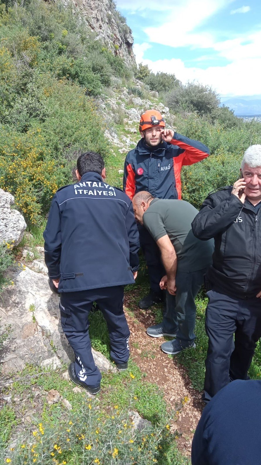 Dengesini Kaybederek Kayalıklardan Düşen Kadını Ekipler Kurtardı